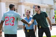 Hawaii Five-0 – Um einen neuen Fall zu lösen, brauchen Steve (Alex O'Loughlin, r.) und Danny (Scott Caan, M.) die Hilfe von Arian Foster (Arian Foster, l.). Doch kann er wirklich weiterhelfen?
