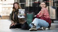 Tatort – Monika Keller (Rike Eckermann, links) verkauft am Dom Obdachlosenzeitungen. Sie hilft Ella Jung (Ricarda Seifried, rechts), die gerade erst lernt, sich auf der Straße durchzuschlagen.