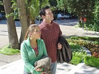 In aller Freundschaft – MDR Fernsehen IN ALLER FREUNDSCHAFT FOLGE 291, "Familienfest" Uhr. Arzu (Arzu Ritter) und Philipp Brentano (Thomas Koch) sind auf Hochzeitsreise. Arzu ist sichtlich beeindruckt von Philipps Hotelwahl.