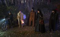 What We Do in the Shadows – (v.l.n.r.) Guillermo (Harvey Guillén); Colin Robinson (Mark Proksch); Nandor (Kayvan Novak); Nadja (Natasia Demetriou); Laszlo (Matt Berry)