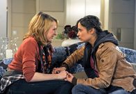 Rote Rosen – ARD ROTE ROSEN FOLGE 1181 Uhr im ERSTEN. Julika (Julia Sewing, l.) erzählt Ella (Sarah Alles, r.), dass sie gar nicht in Oxford studiert, sondern eine Ausbildung zur Rennreiterin macht.