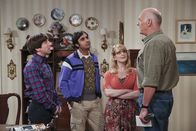 The Big Bang Theory – Bernadette (Melissa Rauch, 2.v.r.) plant die Wolowitz-Residenz renovieren zu lassen, da hat nicht nur Howard (Simon Helberg, l.) was mitzureden, auch Raj (Kunal Nayyar, 2.v.l.) und Bernadettes Vater Mike (Casey Sander, r.) mischen sich ein ...