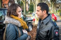 Notruf Hafenkante – Tarik (Serhat Cokgezen, r.) ist sauer: Was hat Pauline (Lucie Heinze, l.) vor dem Haus der Reinhardts zu suchen? Recherchiert sie trotz der fortgeschrittenen Schwangerschaft noch für eine Story?