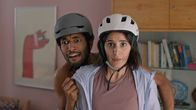 neoriginal: Doppelhaushälfte – Theo (Benito Bause) und Mari (Maryam Zaree) entdecken einen ungebetenen Gast hinter dem Vorhang.