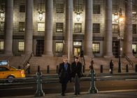 Limitless – Während Brian (Jake McDorman, r.) versucht, einem alten Kumpel von Boyle zu helfen, verlangt sein Vater (Ron Rifkin, l.) von ihm, dass er aufhört, für das FBI zu arbeiten ...