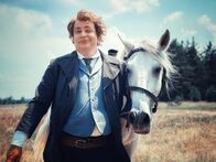 Sketch History – Makler Steve (Paul Sedlmeir) wittert das große Geschäft. Er will einer unbedarften Siedlerfamilie ein Grundstück der Ureinwohner verkaufen. Wird er mit seinem Deal durchkommen?