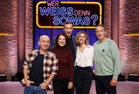 Wer weiß denn sowas? – Moderator Kai Pflaume (M.) und seine Rateteam-Kapitäne Bernhard Hoëcker (l.) und Wotan Wilke Möhring (r.) begrüßen in dieser Sendung die Schauspielerin Iris Mareike Steen (2.v.l.) und die Schauspielerin Svenja Jung (2.v.r.).