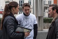 Unit 42 – Billie Vebber (Constnace Gay, l.) und Samuel Leroy (Patrick Ridremont, r.) stellen Gilles Basti (Tristan Schotte, M.) bei einer Demo einige unangenehme Fragen zum ermordeten Journalisten Silvio. Hat Gilles etwas mit dessen Tod zu tun?