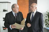 Rentnercops – Plocher (Michael Prelle, links) hat den Bundesvorsitzenden der deutschen Polizeigewerkschaft, Rainer Wendt (Rainer Wendt, rechts), zu Gast, der sich über die Arbeitsbedingungen der beiden reaktivierten Rentner informieren will.