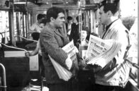 Tatort Paris – Pascal (Lino Ventura, re.) verkauft den „France Soir“ auf der Straße. Der unerfahrene Didier (Robert Hirsch, li.) ist mit dieser Aktivität überfordert.