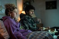 Extraordinary – Carrie (Sofia Oxenham, l.) und Kash (Bilal Hasnah, r.) haben ihr Date im Bett. Kash ist froh, dass er mit Carrie zusammen sein kann. Sie liegen im Bett und gucken eine Serie. Kash ist begeistert und albert rum, Carrie dagegen kommt mit der Situation einfach nicht klar.