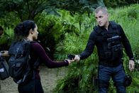 MacGyver – Riley (Tristin Mays, l.) und Jack (George Eads, r.) bereiten sich auf ihren noch unbekannten, aber sehr gefährlichen Gegner vor ...