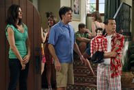 Two and a Half Men – Als Alan (Jon Cryer, r.) gemeinsam mit seiner Freundin Melissa eine nicht angekündigte Party im Haus feiert, platzt Charlie (Charlie Sheen, M.) platz der Kragen. Chelsea (Jennifer Taylor, l.) versucht, noch zu vermitteln, doch leider ohne Erfolg ...