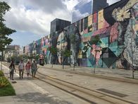 Verrückt nach Meer – Rio de Janeiro in Brasilien. Die Reiseleiterin Dörte Gebauer (3. von links) und Gästebetreuer Bernd Wallisch (2. von links) mit ihren Guides Lasse und Lais auf dem Weg zum Mercadao de Madureira in Rio de Janeiro.