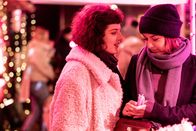 Servus Baby – Von links: Pompeia (Anna-Sophie Friedmann) und Lou (Josephine Ehlert).