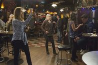 Sirens – Als die Jungs Babysitter für eine Horde junger Mädels spielen müssen, zählen sie auf die Hilfe von Theresa (Jessica McNamee, l.) und Voodoo (Kelly O'Sullivan, r.) ...
