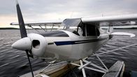 Airplane Repo - Die Inkasso-Piloten – A seaplane on the water with pontoons.