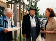 In aller Freundschaft – MDR Fernsehen IN ALLER FREUNDSCHAFT FOLGE 164, "Gefährliches Geheimnis" Uhr. Friedrichs (Fred Delmare, links) Bruder Georg Steinbach (Willy Schultes) sucht Unterschlupf im Hause Kreutzer. Doch wie erklärt Charlotte (Ursula Karusseit) das Achim?