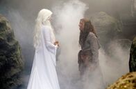 Der süße Brei – Jolanthe (Svenja Jung) spricht zur Nebelfrau (Stephanie Lexer).