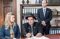 Der Bergdoktor – Termin beim Notar (Timo Senff, r.): Arthur (Martin Feifel, M.) überschreibt Anne (Ines Lutz, l.) seinen Hof.