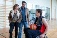 SOKO Kitzbühel – Nina (Julia Cencig, l.) und Lukas Roither (Jakob Seeböck, M.) befragen den Basketballer Axel Kronlachner (Julian Looman, r.) Nina glaubt ihm offensichtlich nicht.