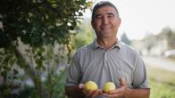Zu Tisch ... – Zu Tisch Usbekistan Bahriddin zeigt stolz seine Quitten Copyright: SRF/Berlin Producers Media/Dunja Engelbrecht