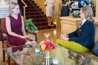 Good Trouble – (v.li.): Molly McCook (Rebecca), Joanna Johnson (Diana).