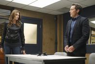 Castle – Kevin Ryan (Seamus Dever, r.) fühlt sich am Mord einer jungen Frau mitschuldig, da diese mit seiner Waffe erschossen wurde. Kate Beckett (Stana Katic, l.) versucht ihn davon zu überzeugen, dass seine Schuldgefühle unbegründet sind ...