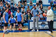 Modern Family – Phil (Ty Burrell, li.) hat ein Jahr lang hart trainiert. Nun ist endlich seine Chance gekommen, sein Versagen beim letztjährigen Wohltätigkeitsbasketballturnier wettzumachen. Der Druck wird noch größer, als die ehemaligen NBA-Stars Charles Barkley (re.) und DeAndre Jordan (mi.) bei dem Spiel auftauchen und Wetten abschließen.