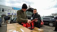 Im Schatten Russlands – Der Journalist holt für sich und seine Kollegen Gasmasken an der polnisch-ukrainischen Grenze. Viele Journalisten seien im Krieg schon gestorben oder verwundet worden, sagt er.