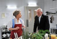Sturm der Liebe – ARD STURM DER LIEBE FOLGE 1734 Uhr im ERSTEN. Alfons (Sepp Schauer, r.) gesteht Hildegard (Antje Hagen, l.), dass es doch keine so gute Idee war, Martin am Fürstenhof zu beschäftigen.