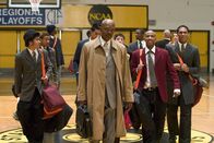 Coach Carter – Der charismatische Highschool-Basketballcoach Ken Carter (Samuel L. Jackson, vorne) will seine Schützlinge mit Disziplin und Fairness nicht nur auf dem Spielfeld, sondern auch im Klassenzimmer zu besseren Leistungen anspornen. Wird er die Schüler für sich gewinnen oder stößt er auf taube Ohren?
