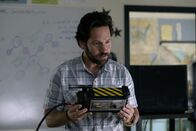 Ghostbusters: Legacy – Lehrer Gary Grooberson (Paul Rudd) hält eine echte Geisterfalle in den Händen.