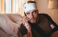 In aller Freundschaft – Dr. Kai Hoffmann (Julian Weigend) hat den gesamten Tag Anrufe einer bestimmten Person weggedrückt. Nun überwindet er sich ranzugehen. Niemand weiß, wer sich dahinter verbirgt.