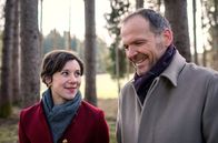 Sturm der Liebe – Eleni (Dorothée Neff, l.) ist erleichtert, dass sie Markus (Timo Ben Schöfer, r.) in Bezug auf Alexandra die Augen öffnen konnte.