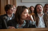 Bis wir tot sind oder frei – Die kämpferische Anwältin Barbara Hug (Marie Leuenberger, vo.) will das Schweizer Justizsystem der frühen 1980er Jahre von Grund auf umkrempeln.