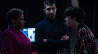 Nightsleeper – Abby (Alexandra Roach, re.) und ihre Vorgesetzte Nicola Miller (Pamela Nomvete) sind nicht einer Meinung. Mitte: Saj Sidhu (Parth Thakerar)