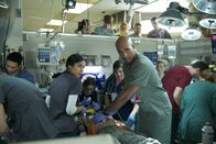 Code Black – Können Dr. Pineda (Melanie Chandra, l.) und Dr. Campbell (Boris Kodjoe, r.) die Opfer eines schrecklichen Landrutsches vor dem Tod bewahren?