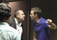 Hawaii Five-0 – Geraten aneinander: Vincent Fryer (Tom Sizemore, M.), Steve (Alex O'Loughlin, r.) und Chin (Daniel Dae Kim, l.) ...