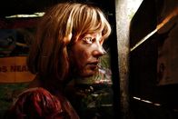 Eden Lake – Jenny (Kelly Reilly) versteckt sich vor den Jugendlichen und hat Angst um ihr Leben.