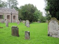 Mystery 360 – Der alte Friedhof von Muncaster Castle, der als einer der spukigsten Orte in Großbritannien gilt.