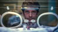 This Is Going to Hurt – Adam (Ben Whishaw) plagen weiterhin Schuldgefühle, wegen des Fehlers, den er begangen hat. Er hat sich geschworen, jeden kleinsten Verdacht zu untersuchen. Doch so funktioniert das Krankenhaus nicht.