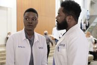 Atlanta Medical – Dr. Mina Okafor (Shaunette Renée Wilson, l.); Dr. AJ Aust (Malcom-Jamal Warner, r.)