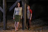 Two and a Half Men – Rächen sich an Charlie: Rose (Melanie Lynskey, l.) und Jake (Angus T. Jones, r.) ...