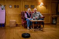 Sturm der Liebe – Alfons (Sepp Schauer, r.) und Hildegard (Antje Hagen, l.) sind besorgt wegen der Serie an Pannen am "Fürstenhof".