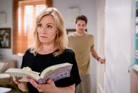Sturm der Liebe – Massimo (Philip Birnstiel, r.) braucht Katjas (Isabell Stern, l.) Hilfe, da er nochmal in Sophias Suite einsteigen will.