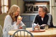 Mom – Bonnie (Allison Janney, l.); Adam (William Fichtner, r.)