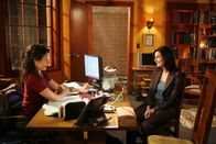 Dr. House – Stacy Warner (Sela Ward, r.) bittet Dr. Lisa Cuddy (Lisa Edelstein, l.) um Rat in einer Herzensangelegenheit.