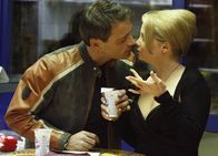 Danni Lowinski – Danni (Annette Frier, r.) und Oliver (Jan Sosniok, l.) schweben im siebten Himmel.