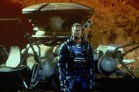 Red Planet – Als ihr Raumschiff in einen Sonnensturm gerät, landen Bordingenieur Gallagher (Val Kilmer) und das Team mit einer Landekapsel auf dem Mars. Allerdings zeigt sich schon bald, dass sie dort wohl nicht allein sind ...